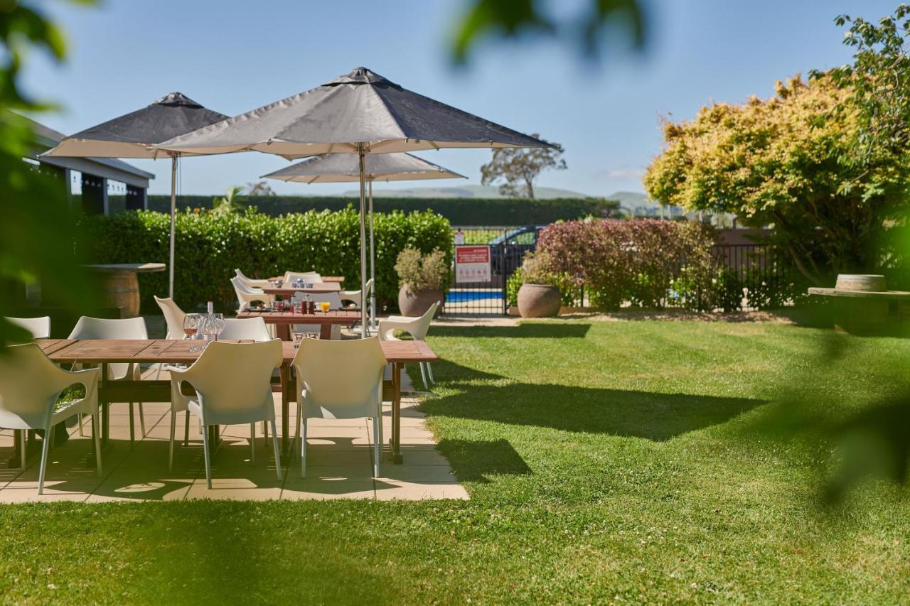 Parehua Resort Martinborough Exterior foto The garden at the hotel
