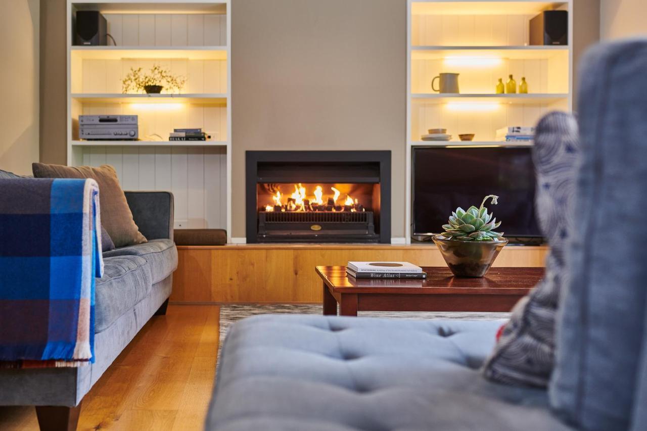 Parehua Resort Martinborough Exterior foto A fireplace in a home