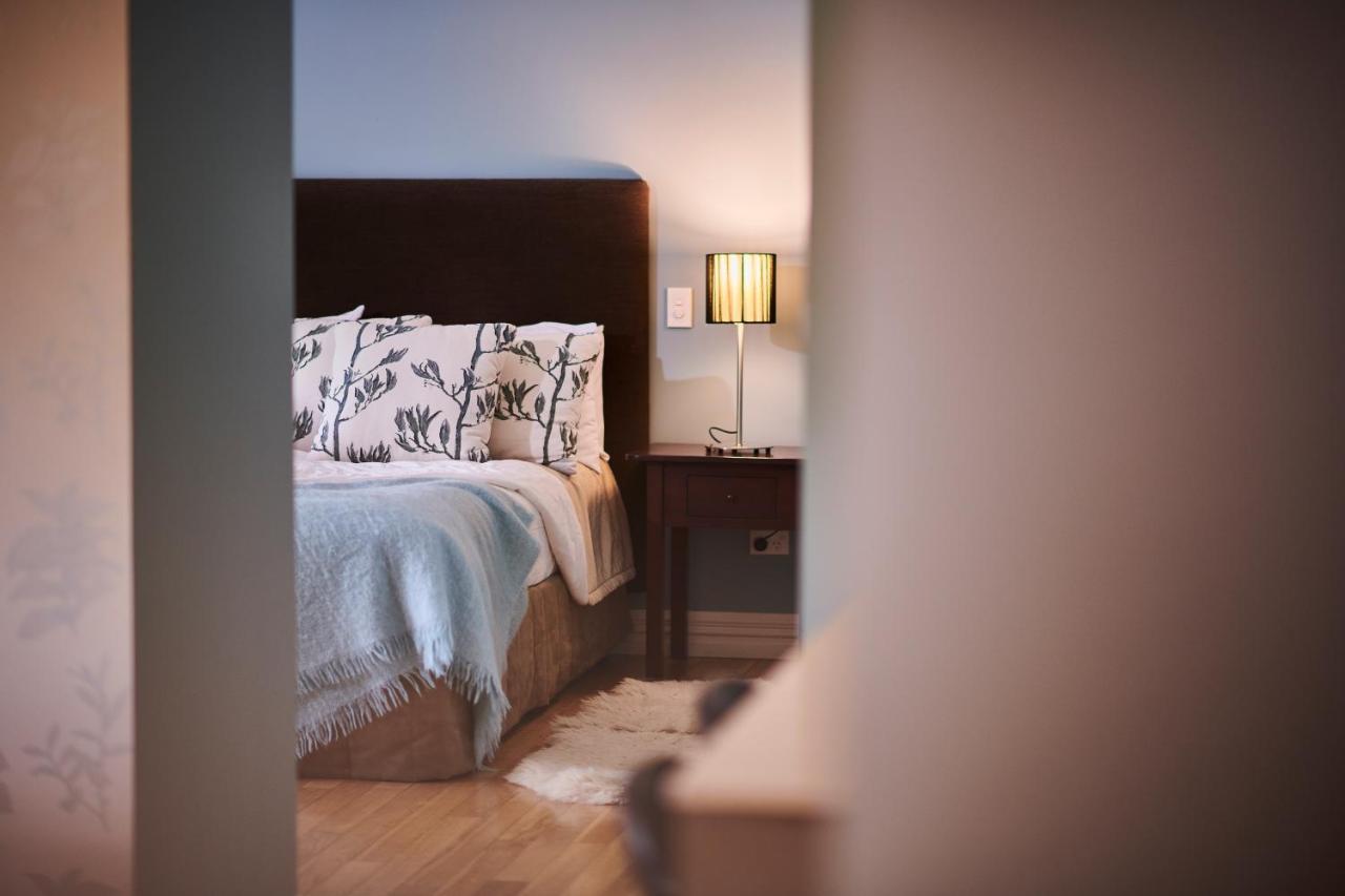 Parehua Resort Martinborough Exterior foto A bedroom at the hotel