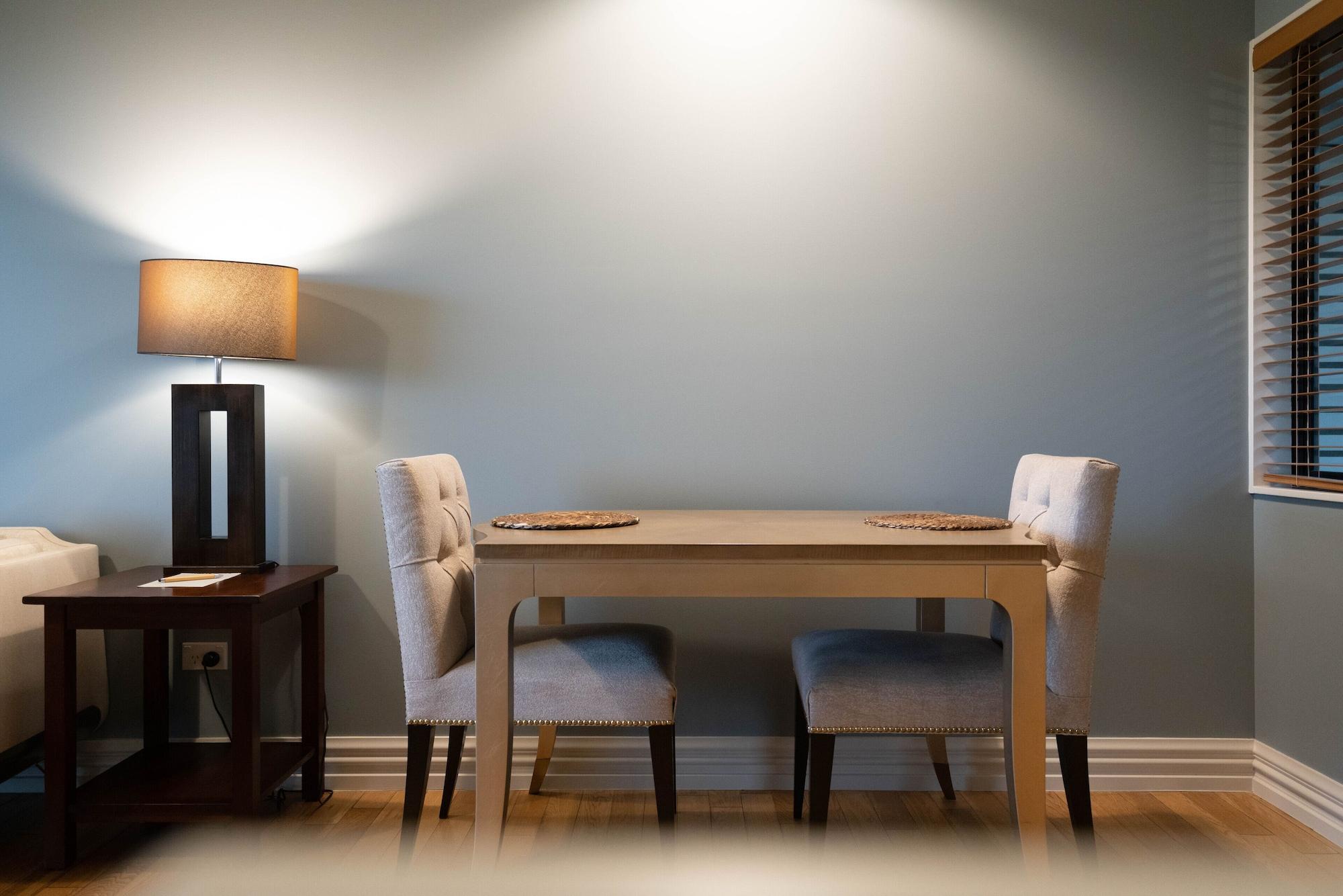 Parehua Resort Martinborough Exterior foto A dining room table