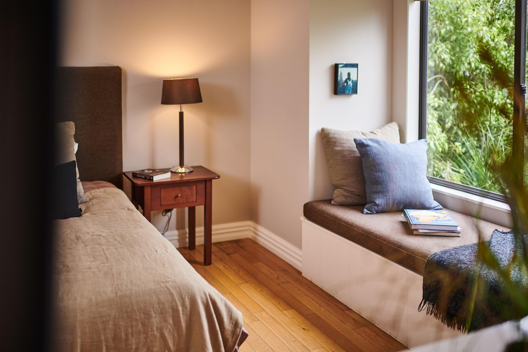 Parehua Resort Martinborough Exterior foto A window seat in a bedroom