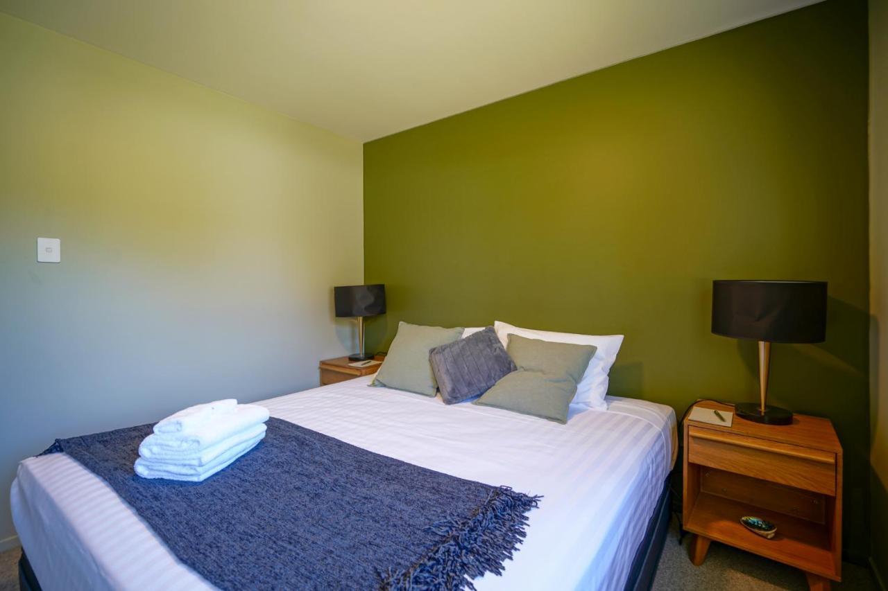 Parehua Resort Martinborough Exterior foto A bedroom at the hotel